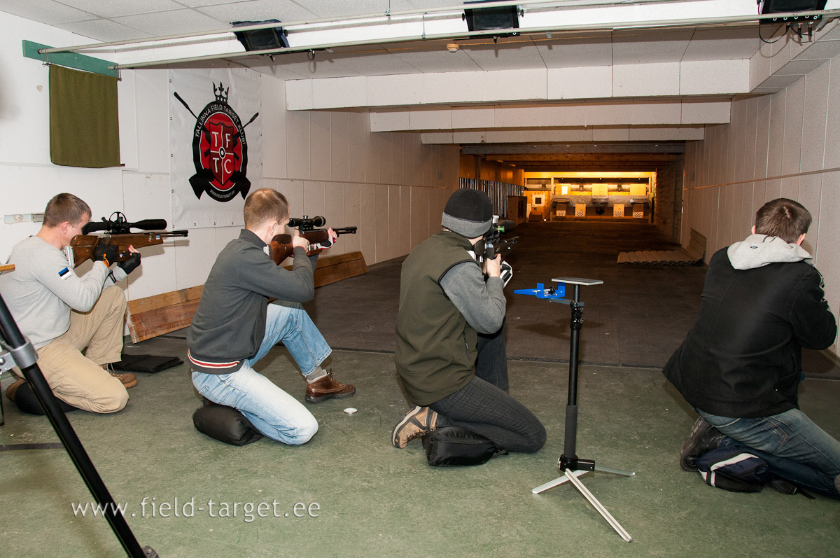 Põlvelt laskmiseks on tulejoonel Meelis, Indrek, Heli ja Martin